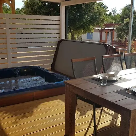 Jacuzzi Holiday House Ferienhaus