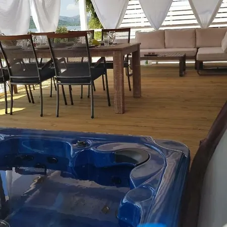 Jacuzzi Holiday House Tisno