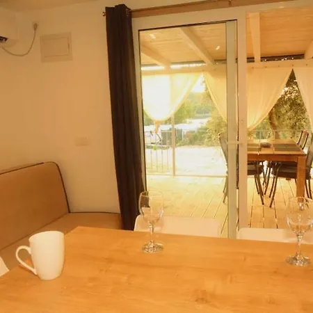 Jacuzzi Holiday House Ferienhaus